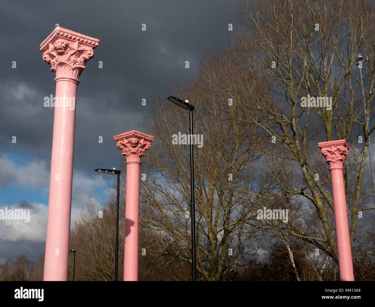 Les colonnes de métal peint en rose à la Redbridge Wharf Park, doué pour les résidants de Redbridge par ABP Ltd., Southampton, Hampshire, England, UK Banque D'Images