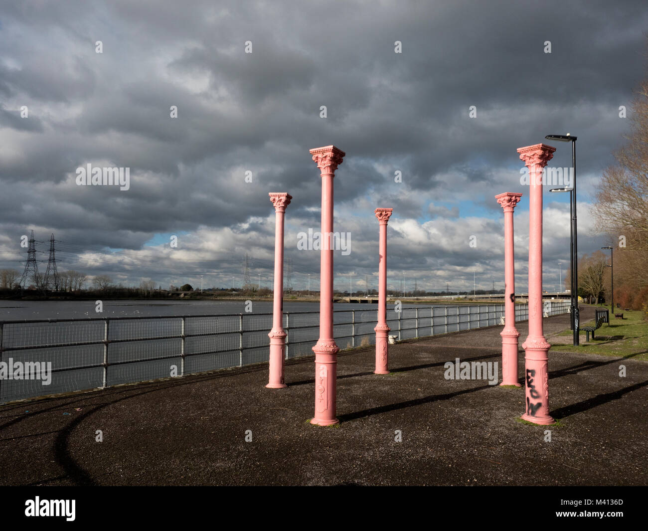 Les colonnes de métal peint en rose à la Redbridge Wharf Park, doué pour les résidants de Redbridge par ABP Ltd., Southampton, Hampshire, England, UK Banque D'Images