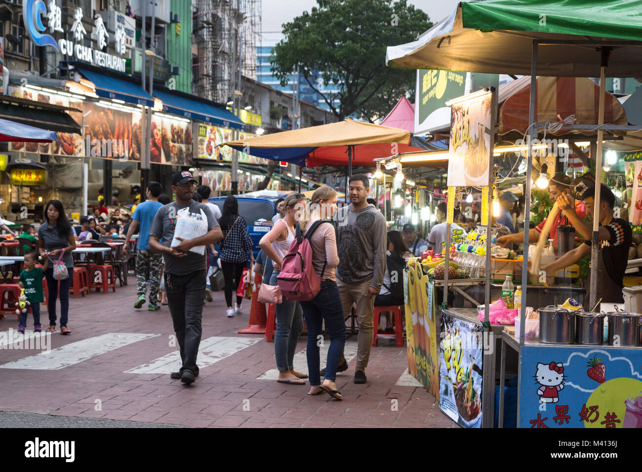 Kuala Lumpur, Malaisie - 22 décembre 2017 : les touristes et les habitants se promener le long de Jalan Alor célèbre pour son restaurant chinois et des stands de nourriture de rue n Banque D'Images