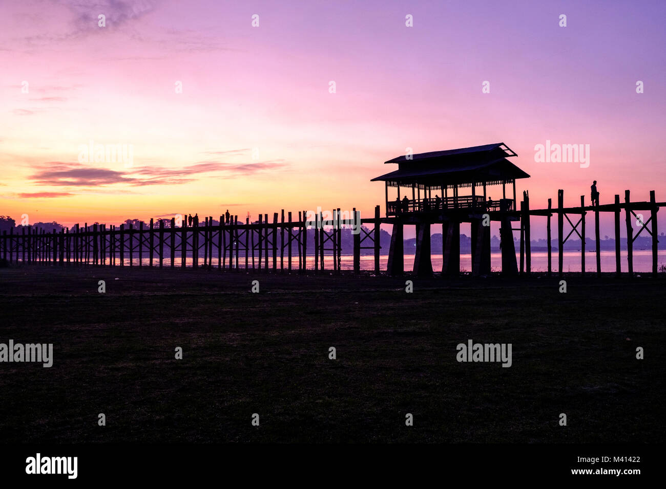 U Bein Bridge, un vieux pont en teck, est s'étend sur le lac Taungthaman avant le lever du soleil Banque D'Images