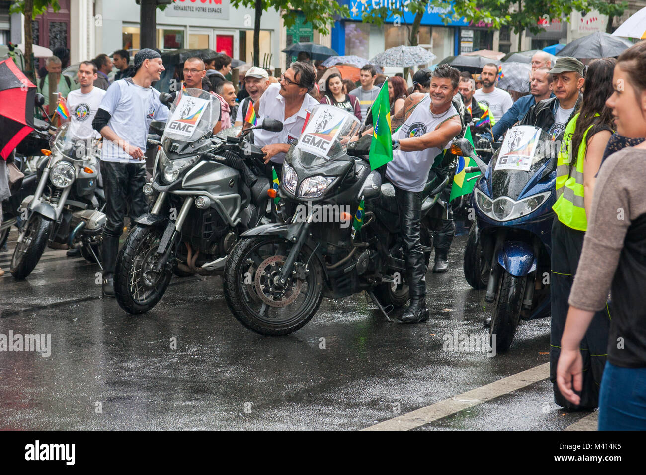 Membres de la Gay-Motor Club (GMC) participant à la Gay Pride à Boulevard Beaumarchais un jour de pluie, Paris, France. Banque D'Images