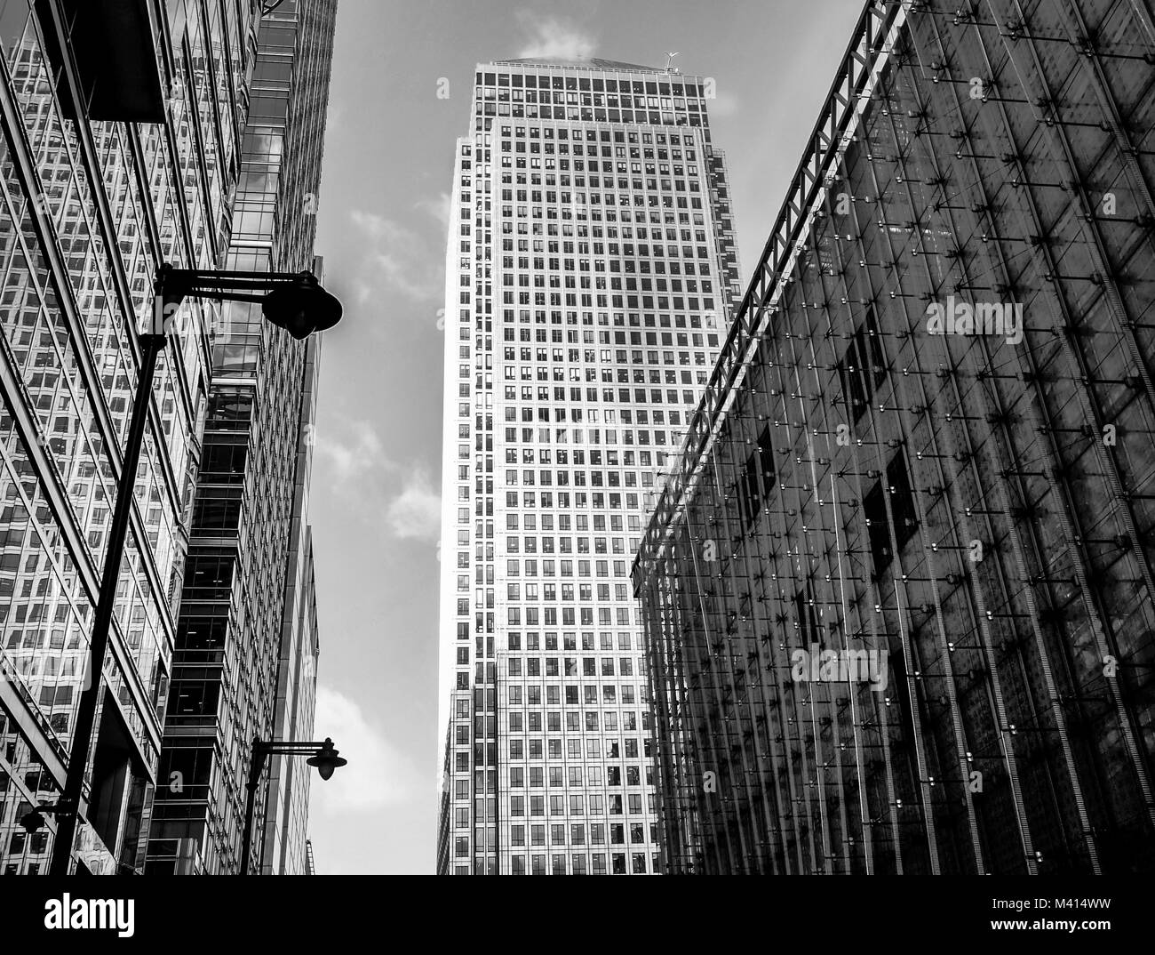 Trois tours de verre moderne bureau à Canary Wharf, les Docklands, London, les bâtiments sont en bleu en raison de la vitre du ciel bleu Banque D'Images