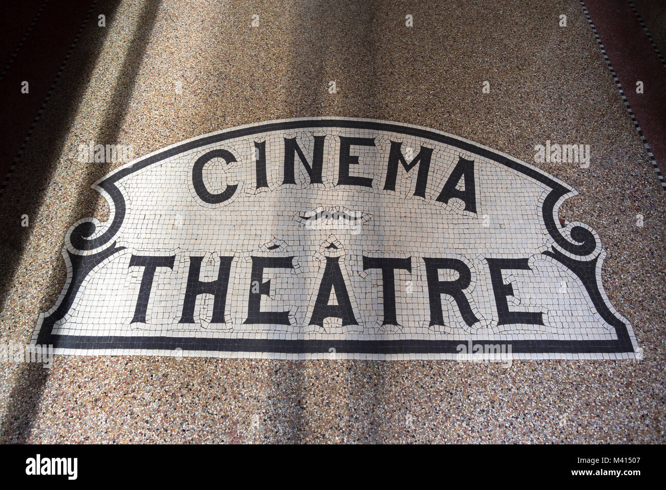 Un cinéma-théâtre mosaic inscription sur le portail de l'art 'Atalante' House, à Bayonne (Pyrenees Atlantiques - Nouvelle Aquitaine - France). Banque D'Images