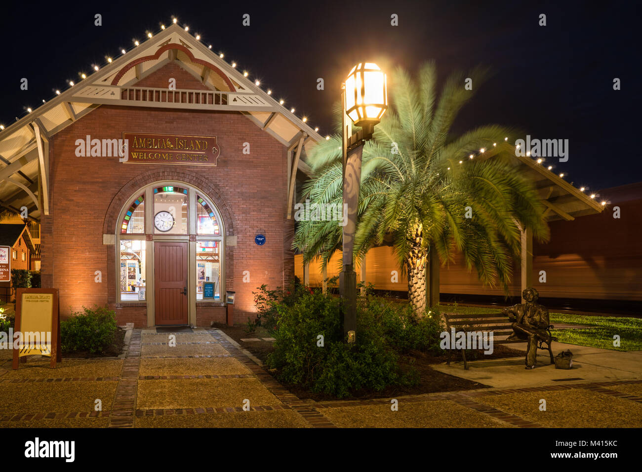 Le centre-ville historique de rue Centre Gare la nuit, Amelia Island, Floride Banque D'Images