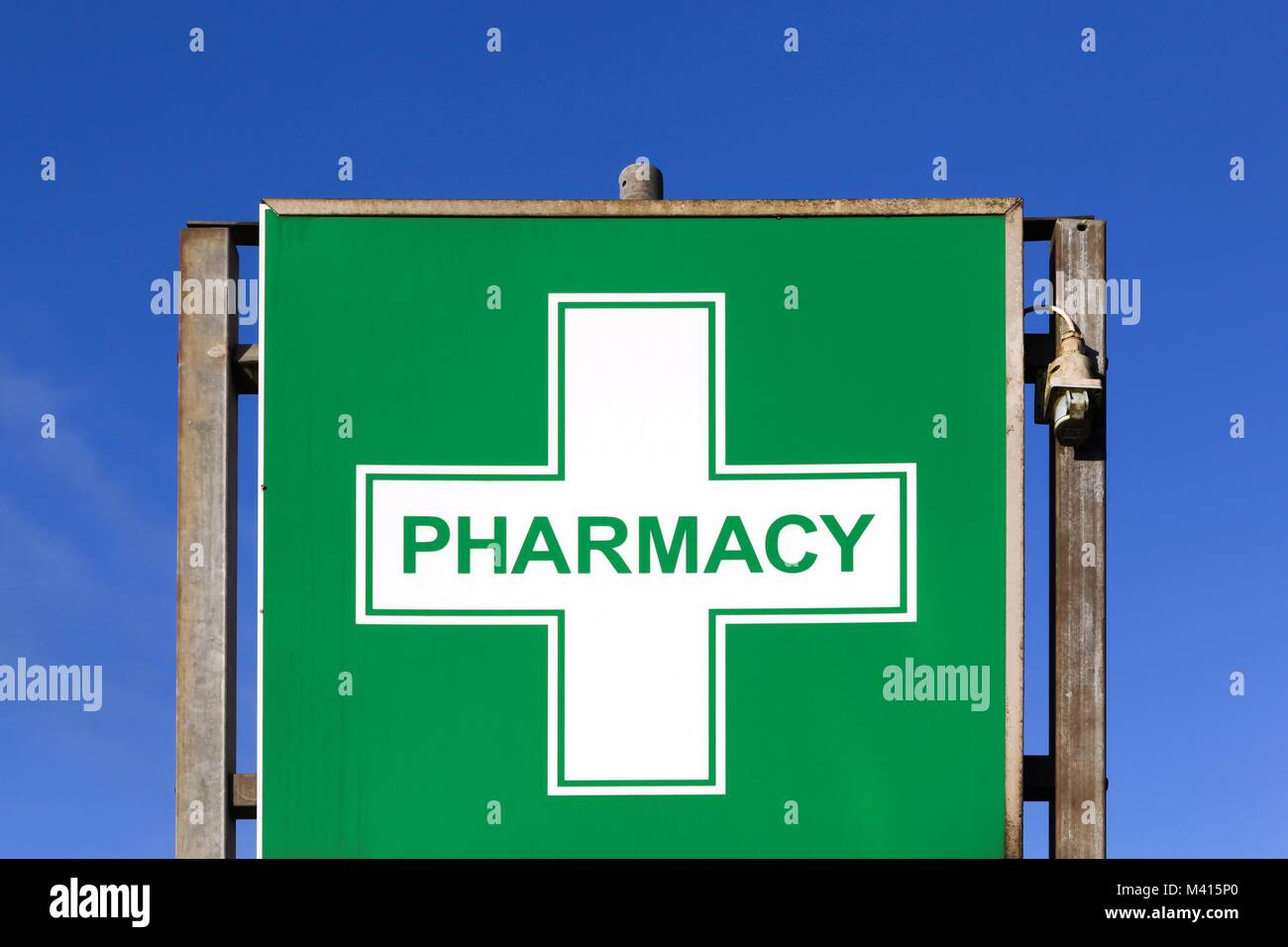 Symbole de la pharmacie sur un panneau Banque D'Images