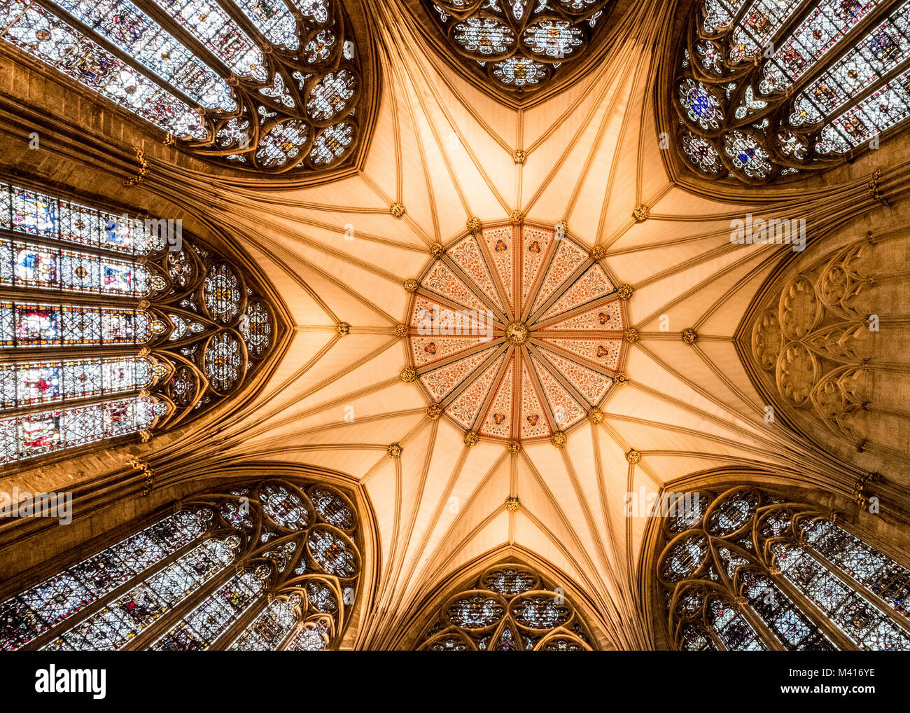 Les magnifiques vitraux et toit de l'atrium de la cathédrale de York Banque D'Images