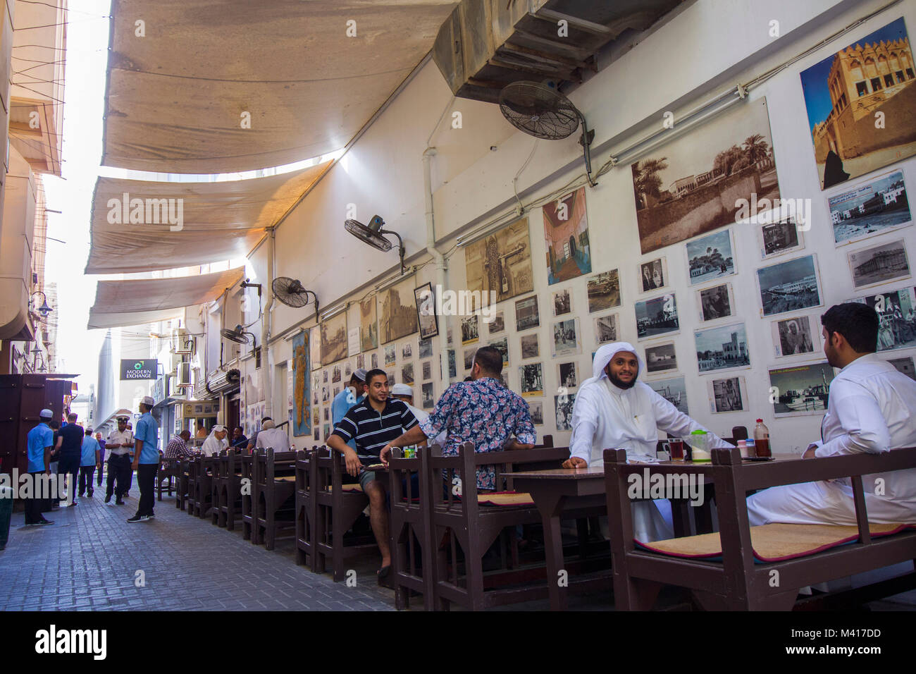 Une scène de road side cafe de la ville de Manama, Bahreïn, où les habitants profitant de thé le matin ou déjeuner ensemble Banque D'Images