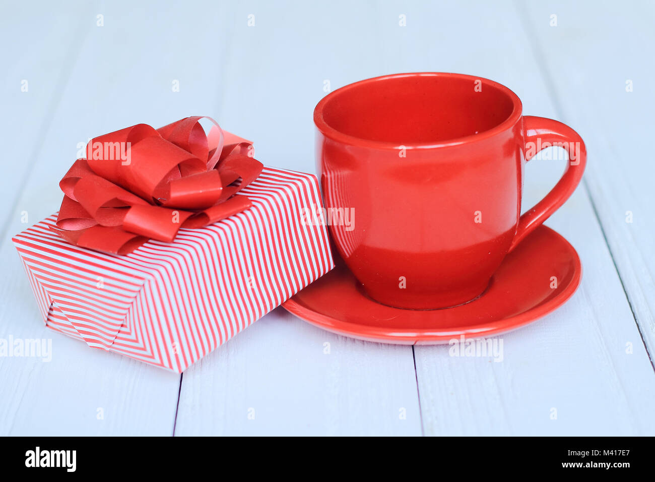 Boîte cadeau et tasse rouge sur un fond de bois Banque D'Images