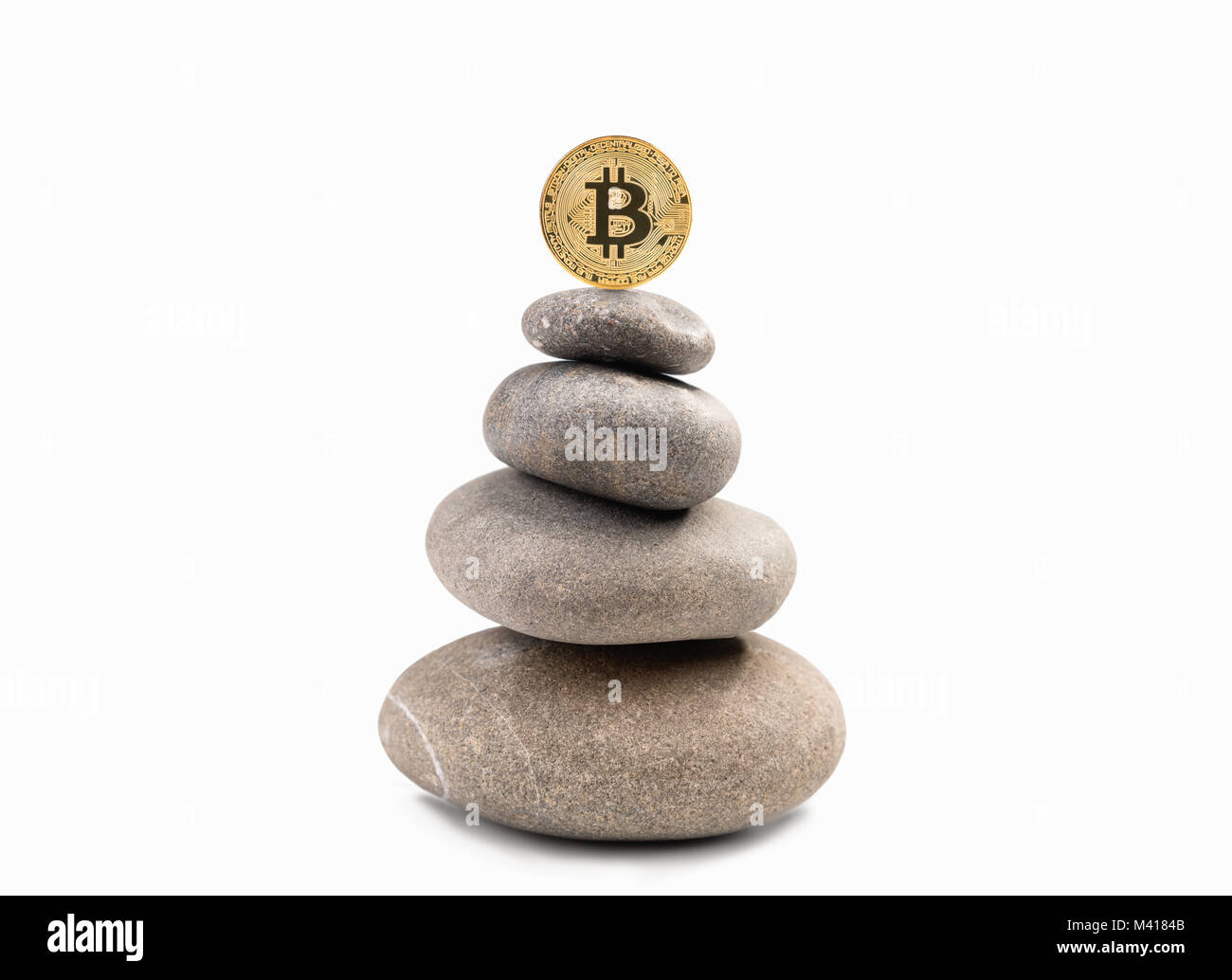 Pièce d'or Bitcoin sur le haut de la pyramide en pierre, crypto-devises Banque D'Images