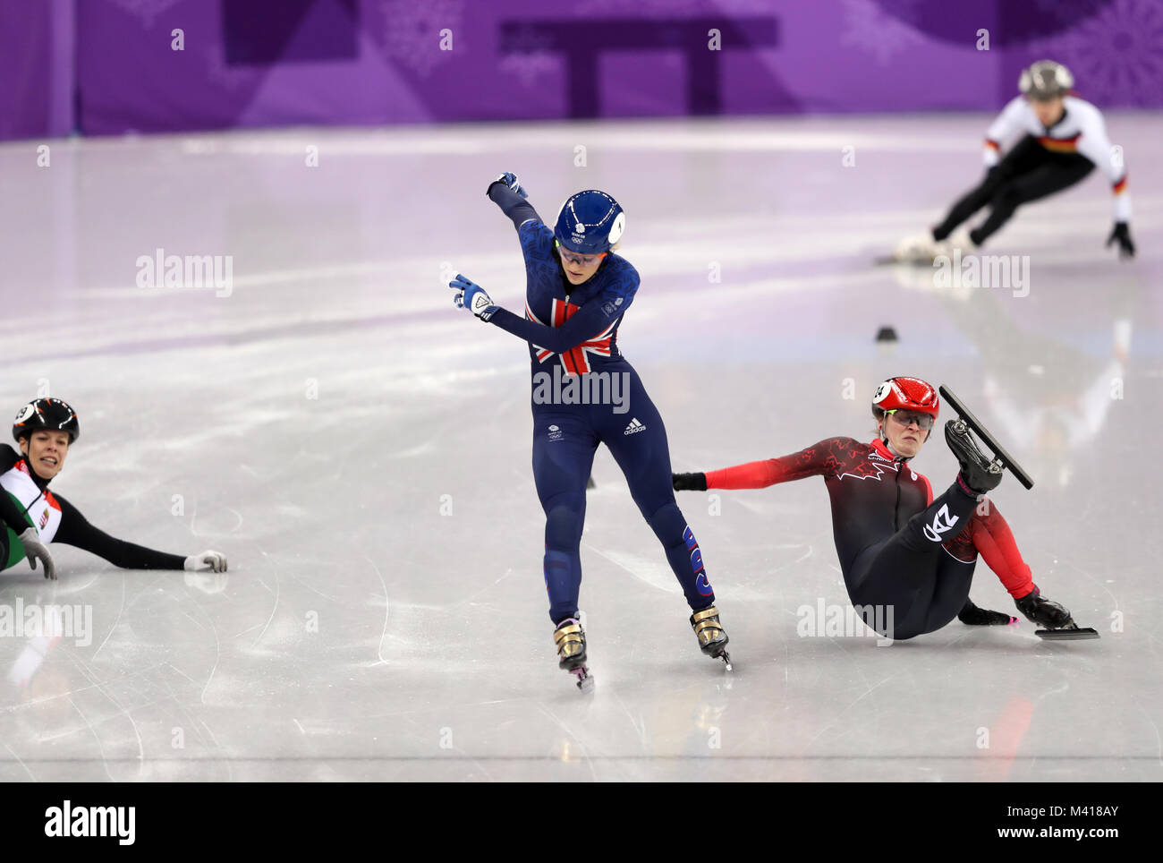 Elise Christie (au centre), de Grande-Bretagne, traverse la ligne pour gagner la course féminine de patinage de vitesse sur piste courte 500m quart-finale 2 devant le canadien Kim Boutin (à droite) en deuxième et le hongrois Andrea Keszler en troisième au Gangneung Oval au cours du quatrième jour des Jeux olympiques d'hiver de PyeongChang en Corée du Sud en 2018. APPUYEZ SUR ASSOCIATION photo. Date de la photo: Mardi 13 février 2018. Voir la piste courte DE PA Story OLYMPICS. Le crédit photo devrait se lire comme suit : David Davies/PA Wire. Banque D'Images