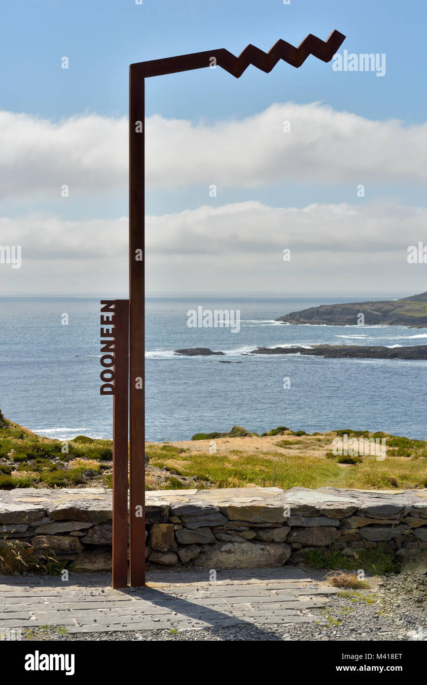 La façon sauvage de l'Atlantique signe à l'emplacement de l'ancienne mine de Dooneen, Castletown Berehaven Banque D'Images