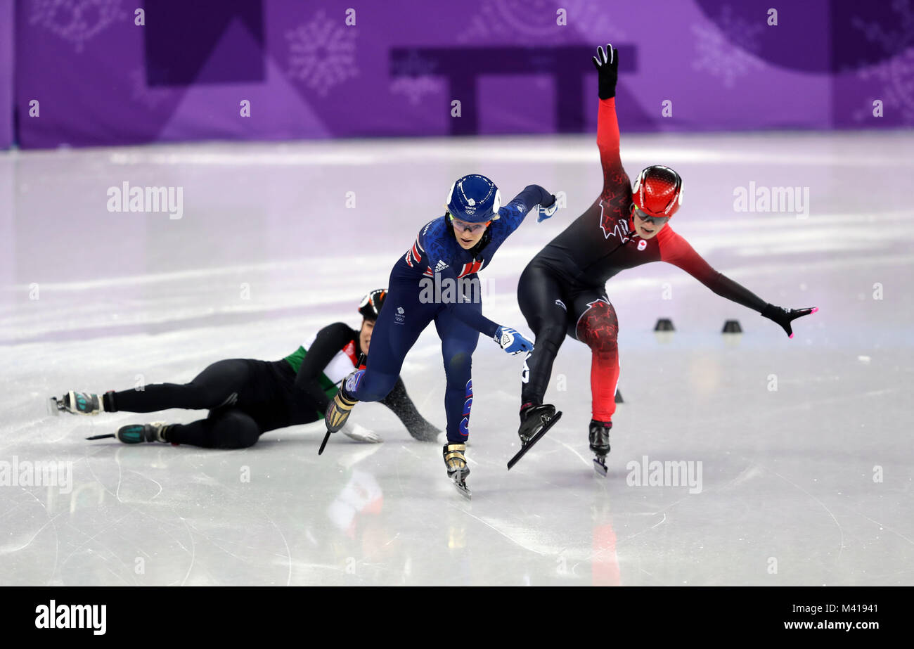 Great Britain's Elise Christie (centre) franchit la ligne pour gagner les Dames de patinage de vitesse sur courte piste 500m en avant de 2 remporteront du Canada Kim Boutin (à droite) dans la seconde et de la Hongrie. Andrea Keszler en troisième à l'Ovale de Gangneung pendant quatre jours des Jeux Olympiques d'hiver 2018 de PyeongChang en Corée du Sud. Banque D'Images