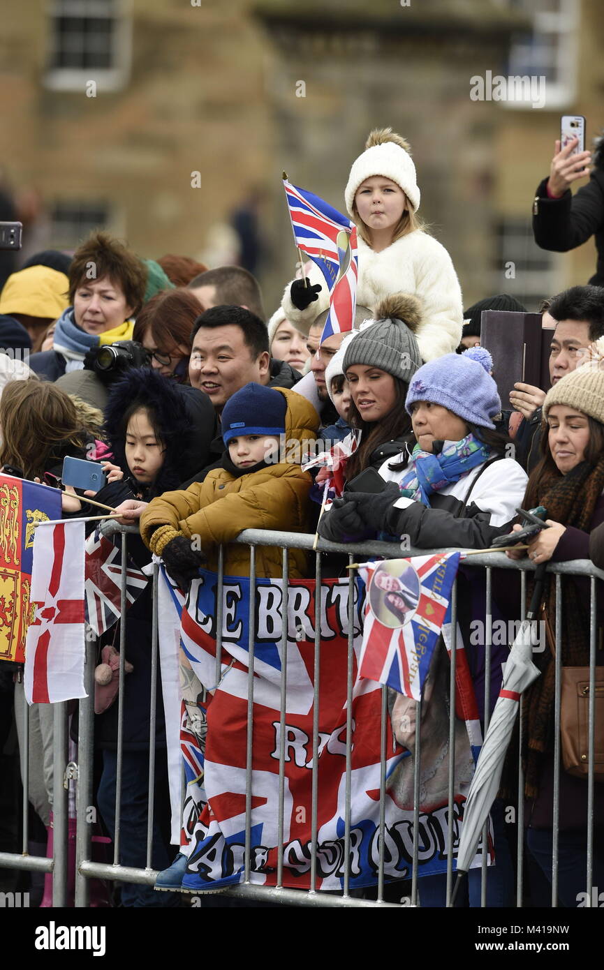 La foule attendant l'arrivée de prince Harry et Meghan Markle en avant d'un bain de foule sur l'esplanade Royale au château d'Édimbourg, lors de leur visite à l'Écosse. Banque D'Images