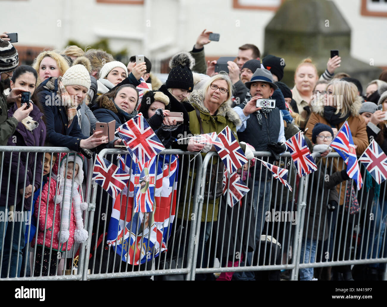 La foule attendant l'arrivée de prince Harry et Meghan Markle en avant de la foule à l'esplanade au château d'Édimbourg, lors de leur visite à l'Écosse. Banque D'Images