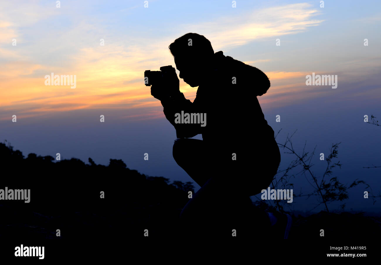 Silhouette de la liberté d'action dans l'appareil photo avec photographe soleil temps sur la vue sur la montagne Banque D'Images