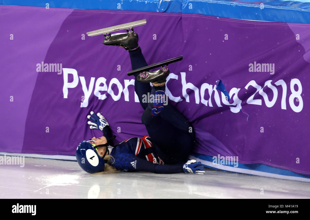 Great Britain's Elise Christie se plante dans les Dames 500m de patinage de vitesse sur courte piste au final pendant quatre jour ovale de Gangneung des Jeux Olympiques d'hiver 2018 de PyeongChang en Corée du Sud. Banque D'Images