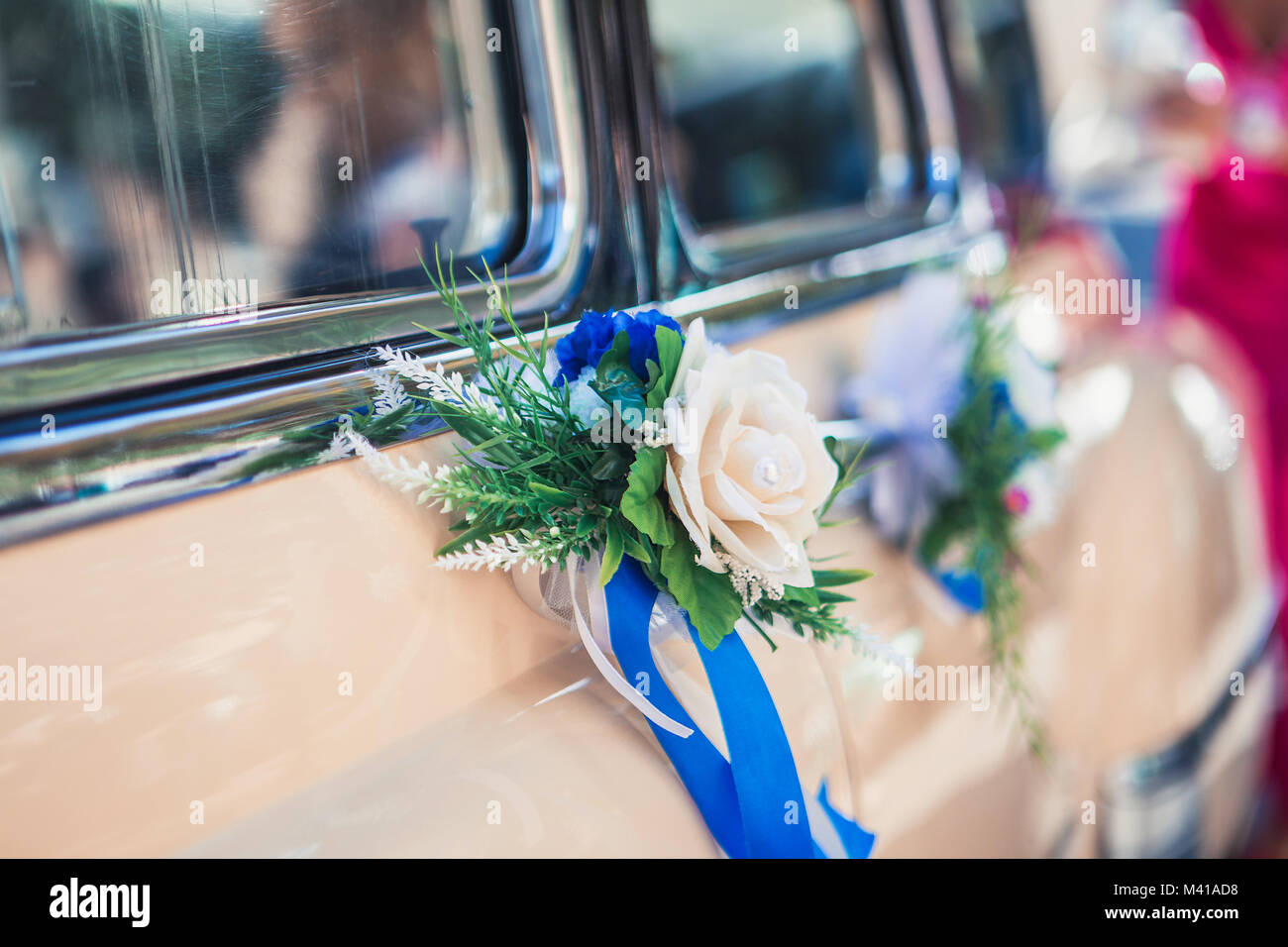 Une belle décoration de voiture de mariage avec des fleurs Banque D'Images