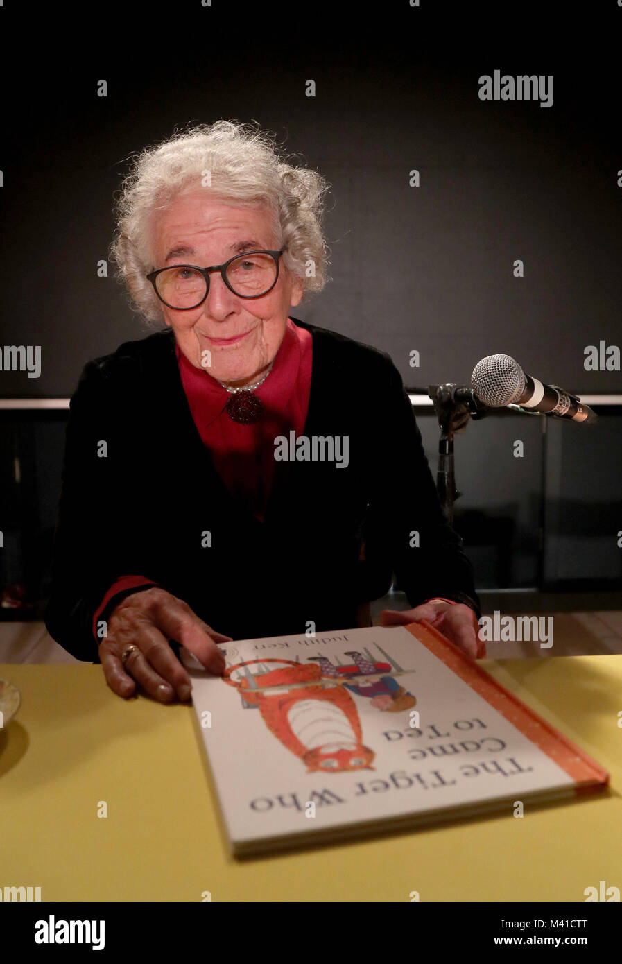 Judith Kerr, auteur du tigre qui est venu pour le thé, au cours d'une lecture pour célébrer le 50e anniversaire de la réserve à l'Storystock au Circus Festival West Village, Battersea Power Station, Battersea, Londres. Banque D'Images