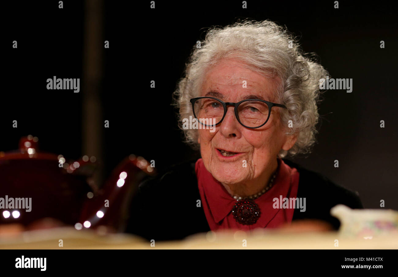 Judith Kerr, auteur du tigre qui est venu pour le thé, au cours d'une lecture pour célébrer le 50e anniversaire de la réserve à l'Storystock au Circus Festival West Village, Battersea Power Station, Battersea, Londres. Banque D'Images