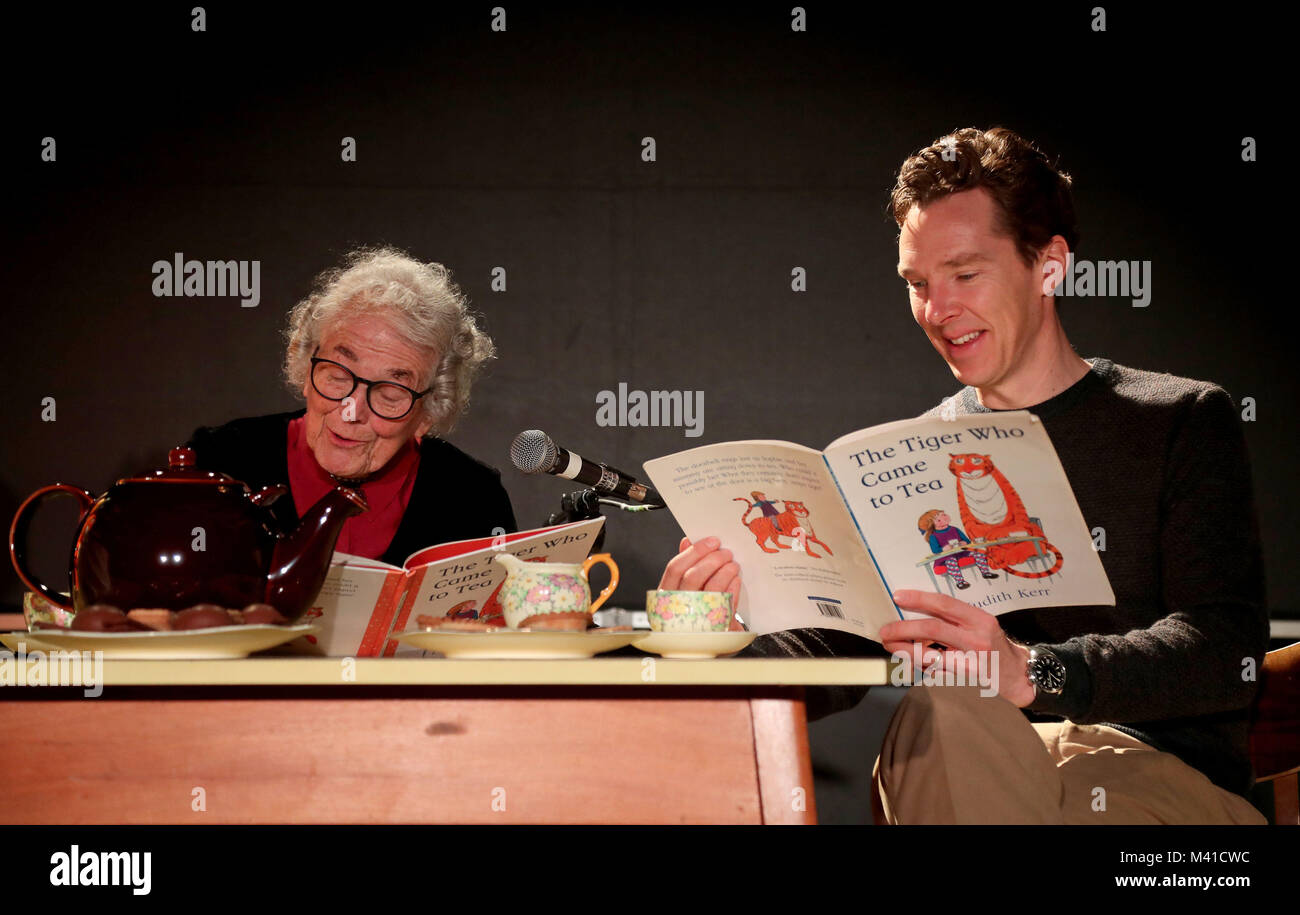Judith Kerr et Benedict Cumberbatch au cours d'une lecture de la Tiger qui est venu pour le thé, pour célébrer le 50e anniversaire de la réserve à l'Storystock au Circus Festival West Village, Battersea Power Station, Battersea, Londres. Banque D'Images