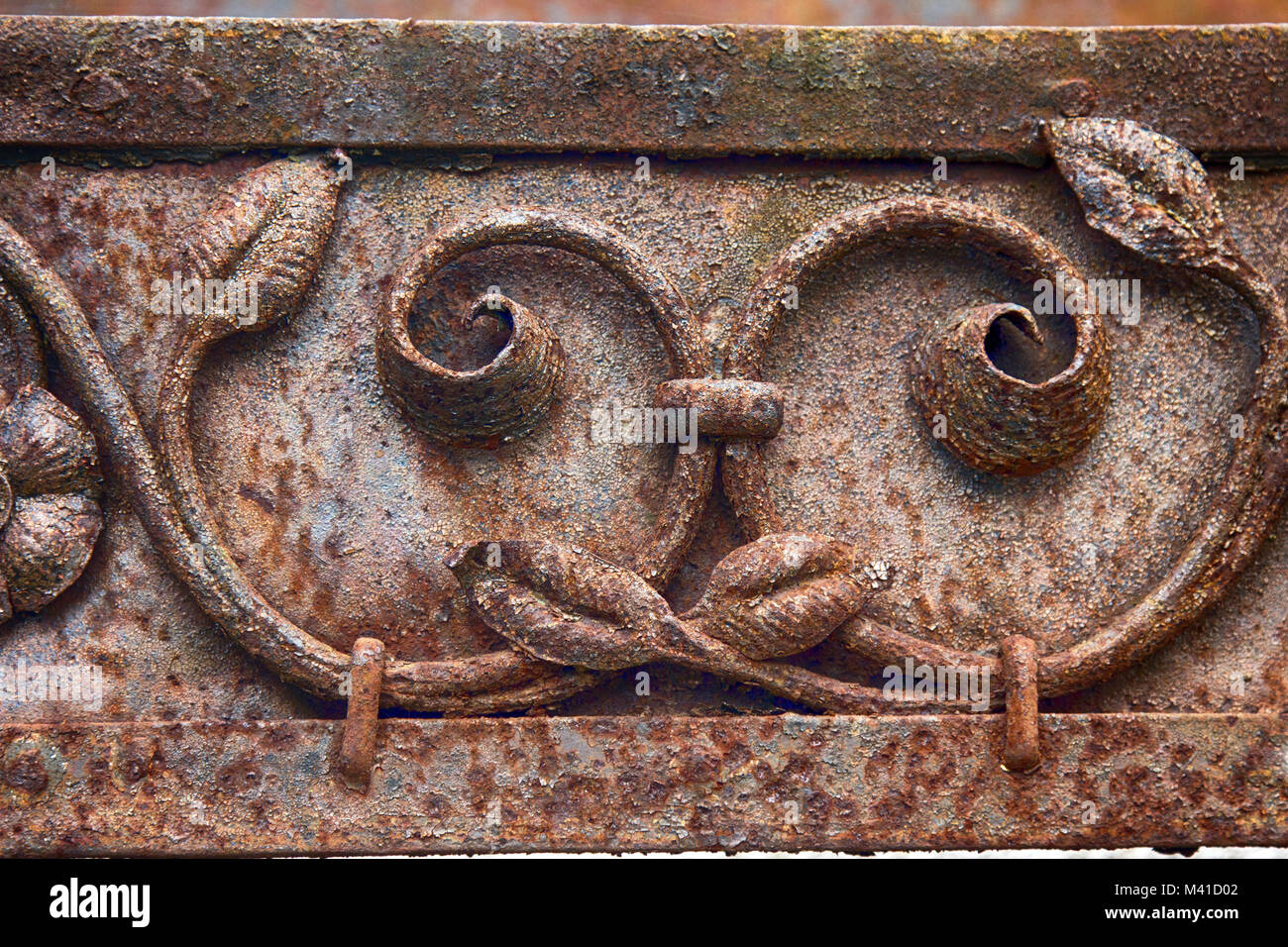 Des objets du quotidien dans le musée et les vieilles maisons abandonnées. Motif torsadé (Arabesque) sur la porte en fer forgé. Old rusty metal, metal artisanat Banque D'Images