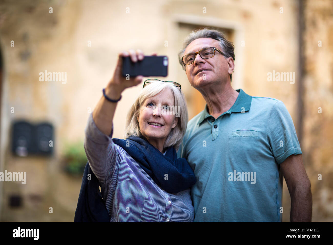 Couple en vacances en prenant une photo Banque D'Images