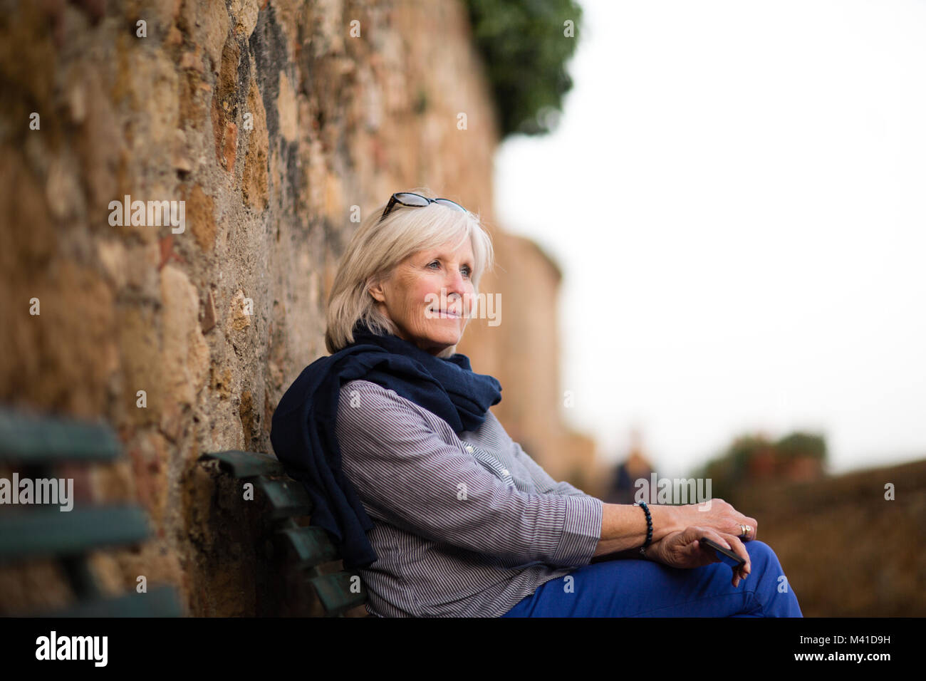 Senior woman relaxing on a bench Banque D'Images