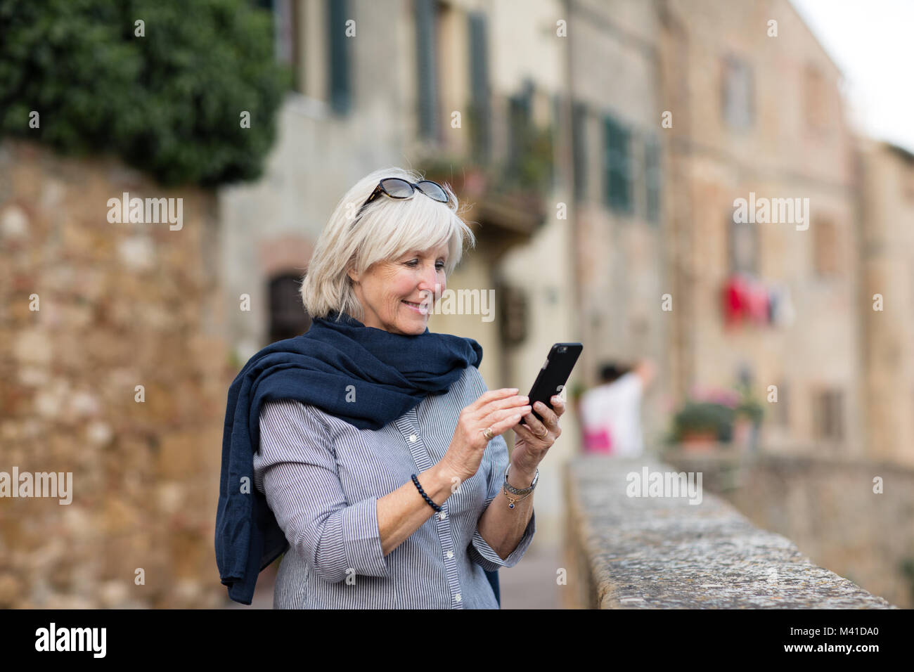 Senior woman en vacances à l'aide d'un smartphone Banque D'Images