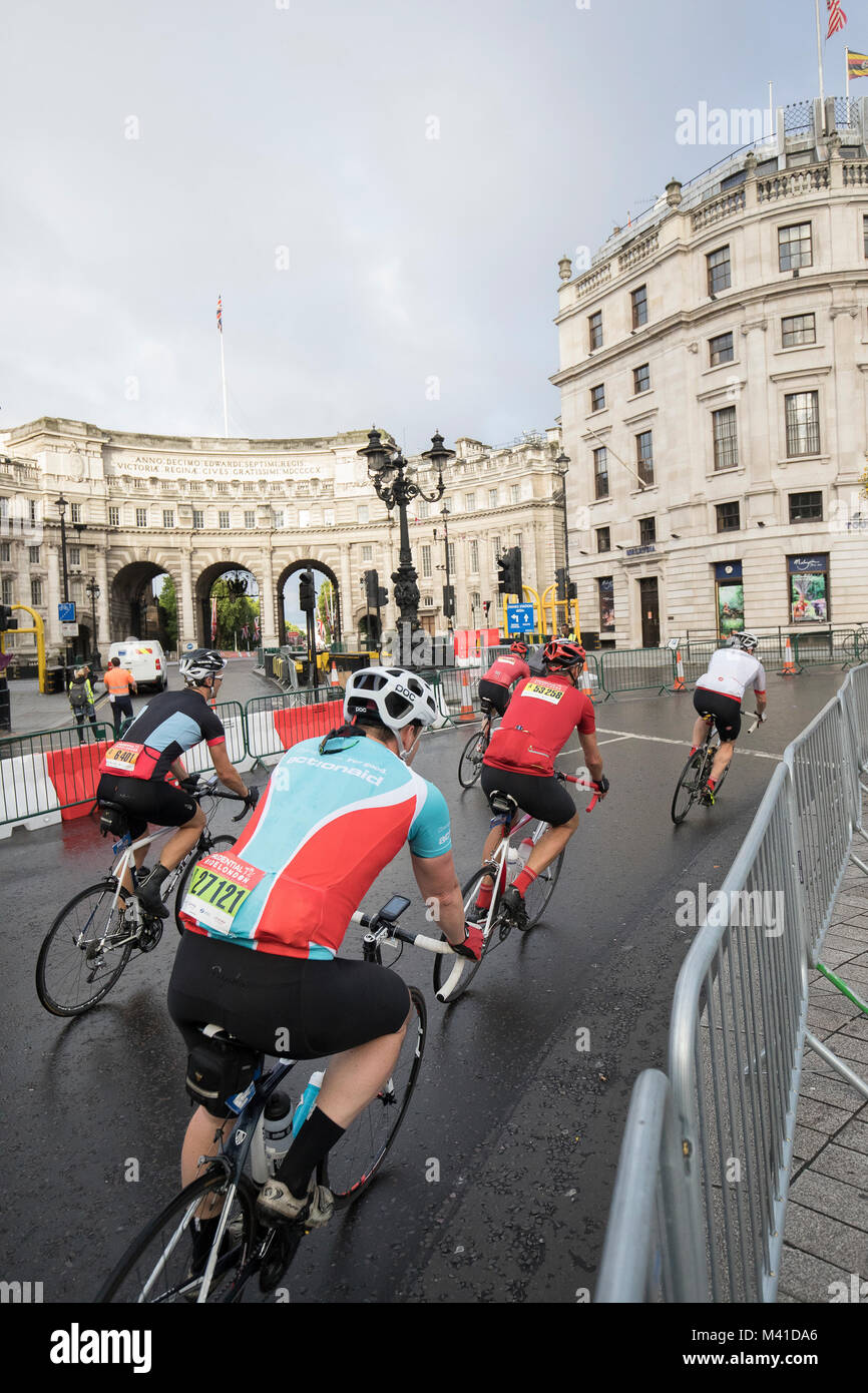 Ride London bike race - riders passent à travers le centre de Londres vers la ligne finlandaise. Banque D'Images