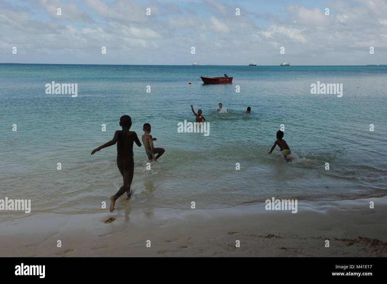 Les enfants nagent dans la mer à Funafuti Tuvalu Banque D'Images