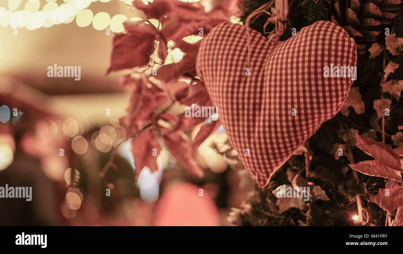 Tissu artisanal coeur accroché sur un arbre Banque D'Images