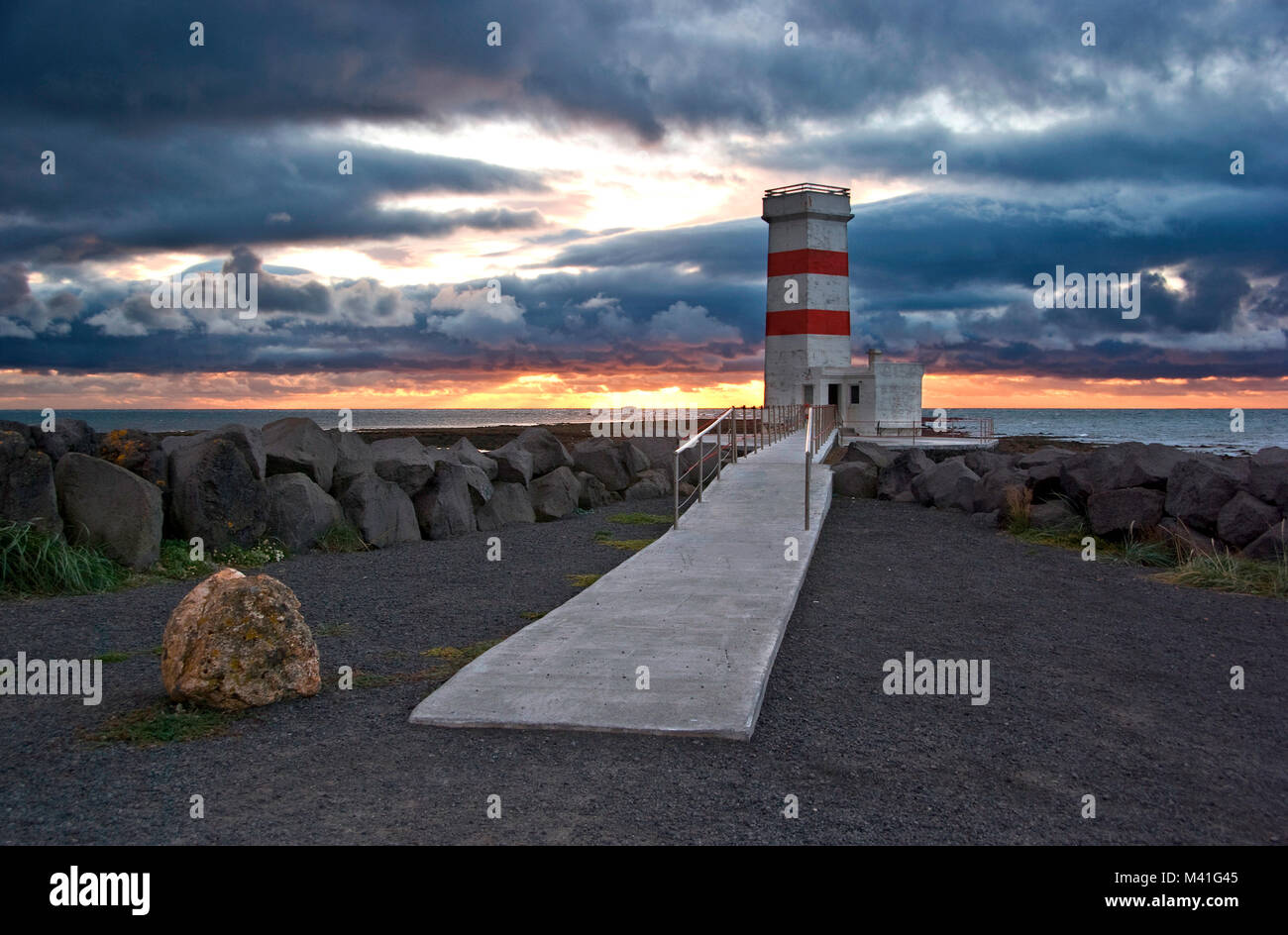 La tour du phare de Garoskagi au coucher du soleil, construit en ciment