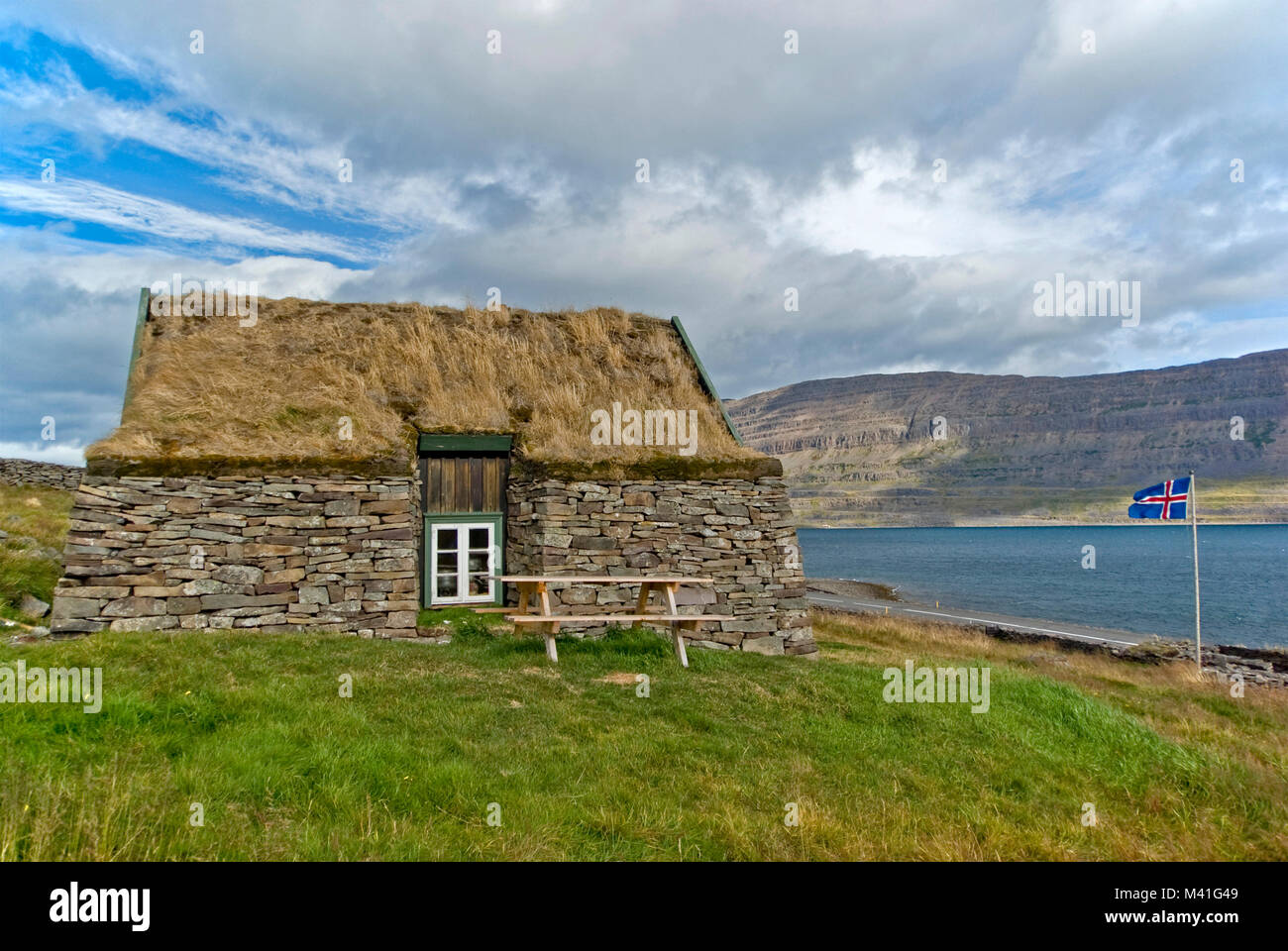 Coffe house avec toit de chaume, situé dans la péninsule de Vatnsnes,près de la côte,l'Islande Banque D'Images