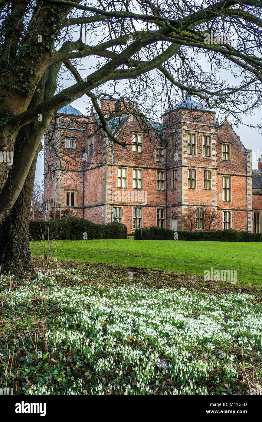 Kiplin Hall est une maison historique de style jacobéen à Kiplin dans le North Yorkshire, en Angleterre. Perce-neige Banque D'Images