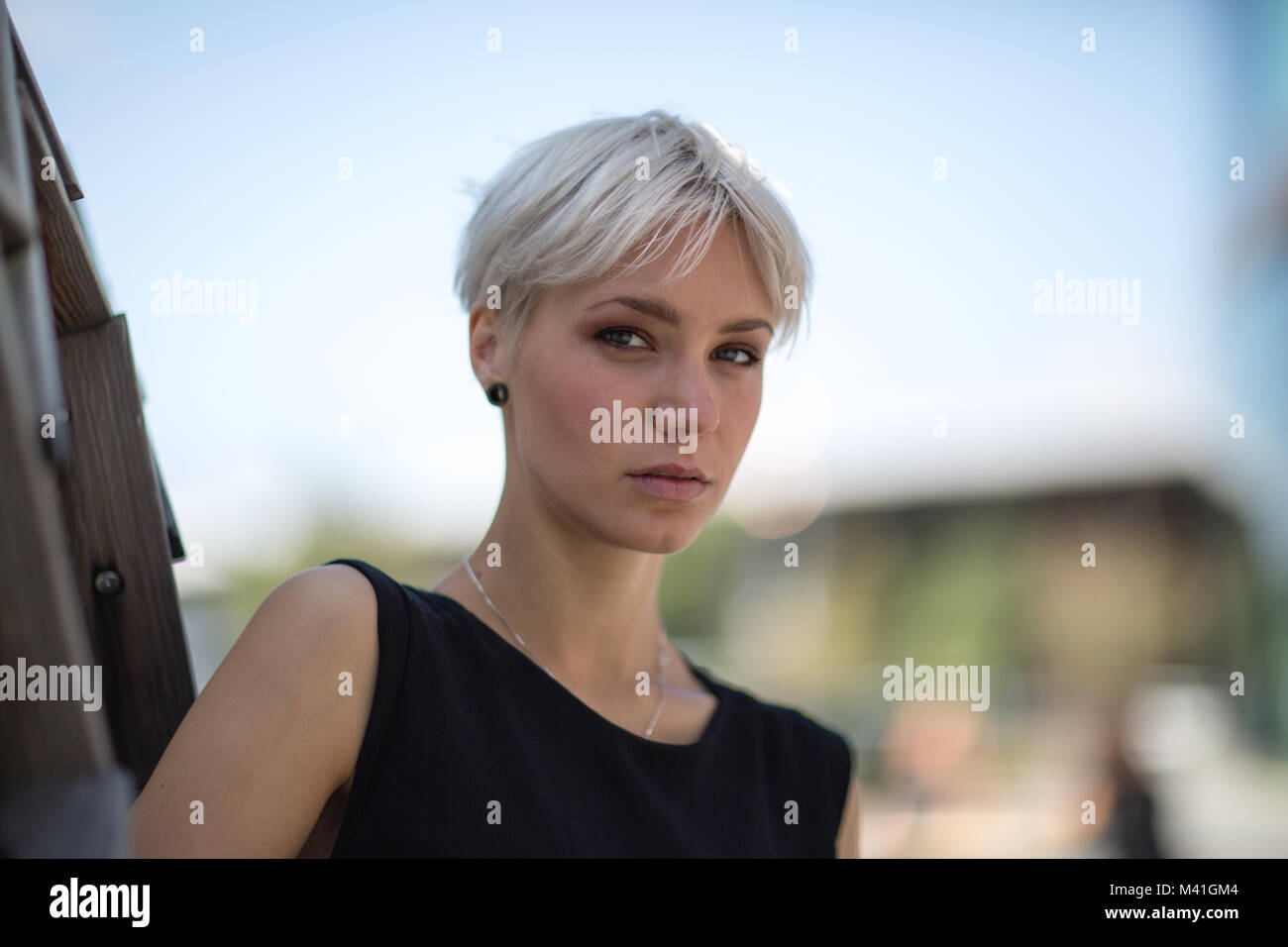 Portrait de femme en ville Banque D'Images