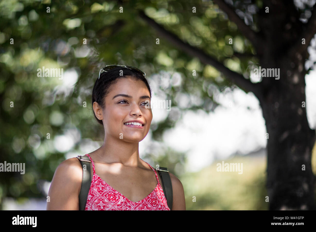 Les jeunes femelles adultes walking outdoors Banque D'Images