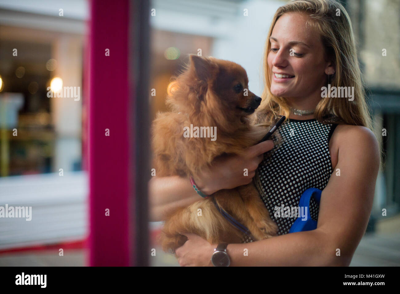 Jeune femme shopping avec son chien de compagnie Banque D'Images