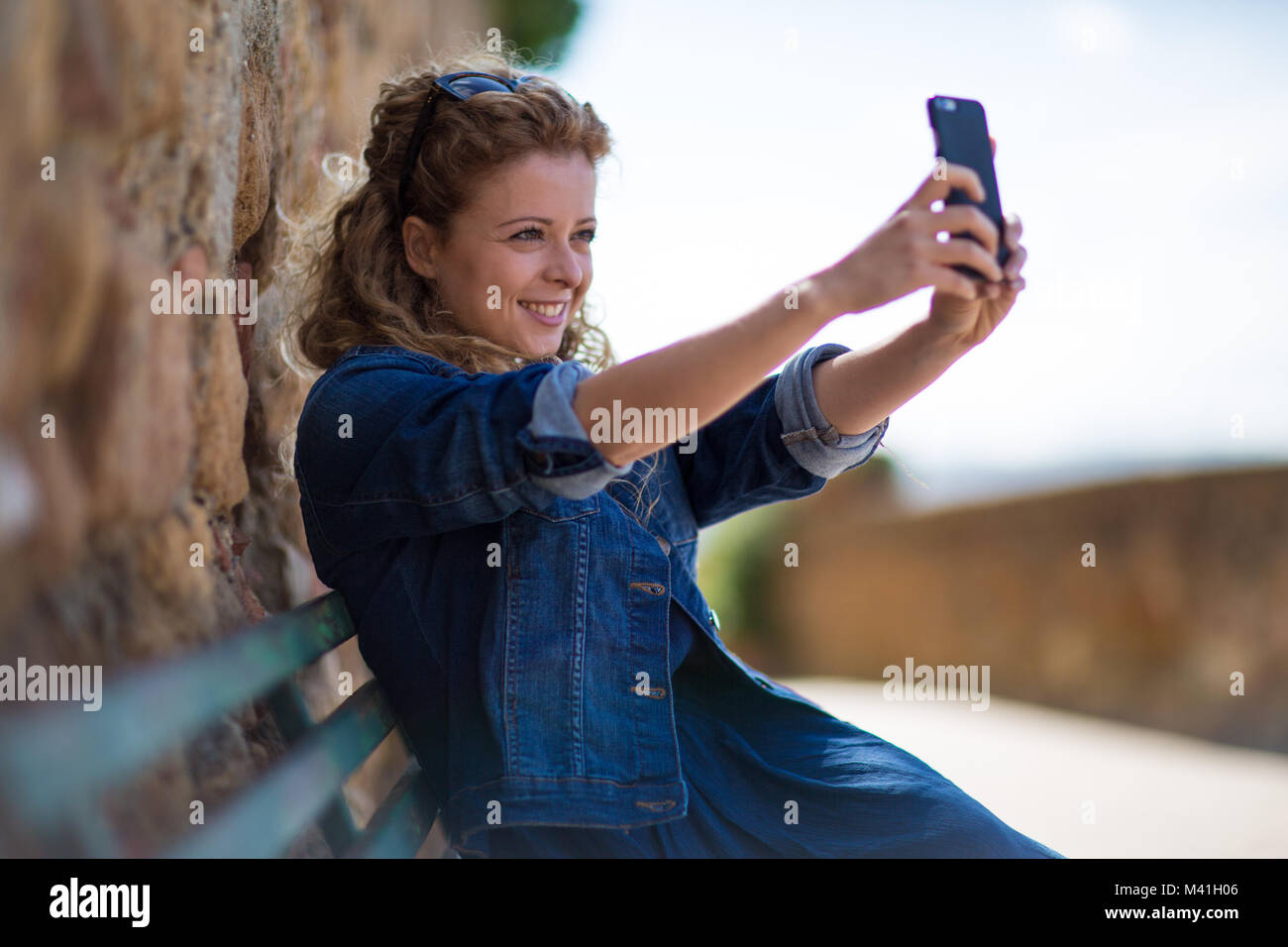 Les jeunes femelles adultes prendre un en vacances selfies Banque D'Images