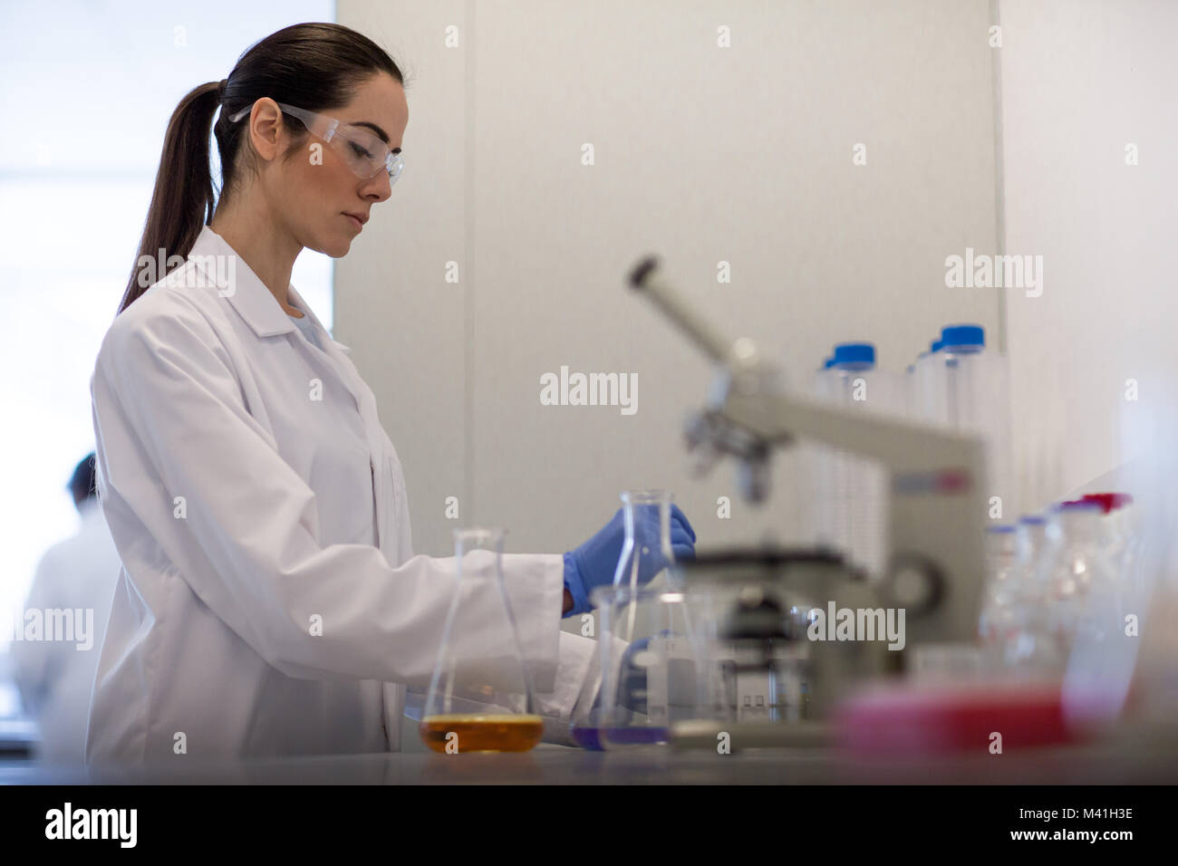 Female scientist travaillant dans un laboratoire scientifique. Banque D'Images