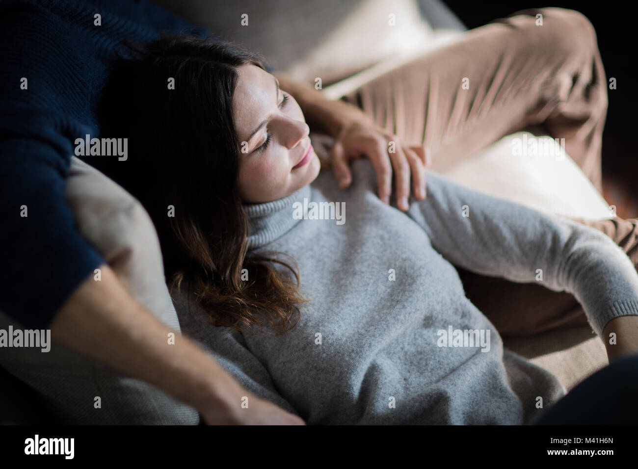 Couple relaxing on sofa together Banque D'Images