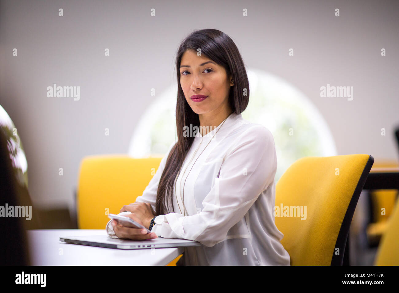 Businesswoman looking at camera avec confiance Banque D'Images