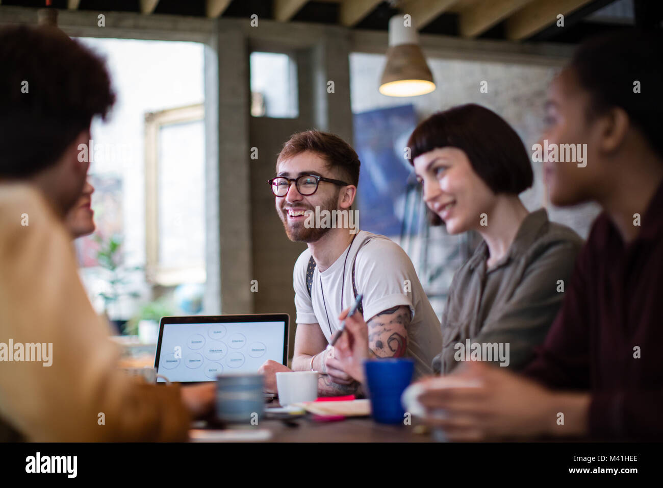 Groupe de jeunes entrepreneurs l'écoute d'une présentation Banque D'Images