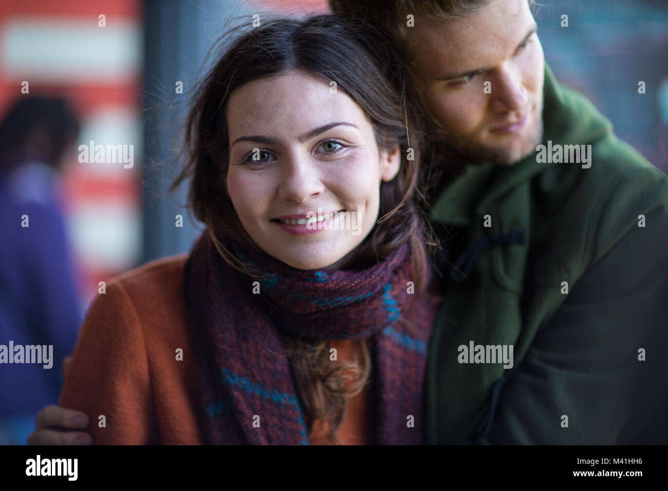 Portrait de couple outdoors in winter Banque D'Images