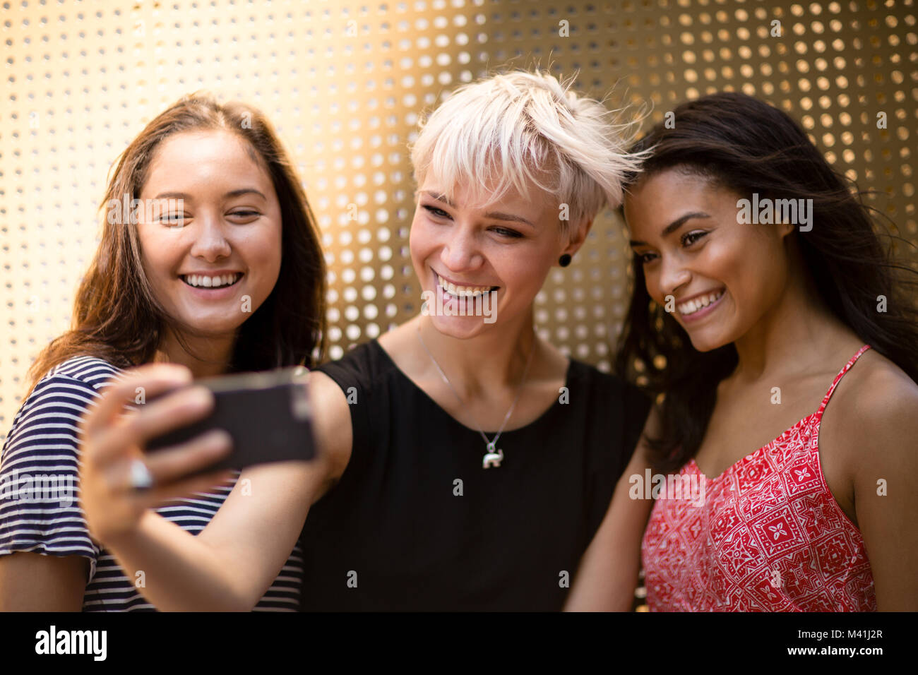 Amis féminins selfies posant pour une Banque D'Images