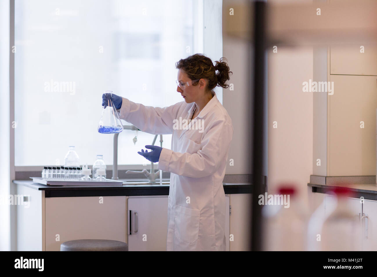 Female scientist travaillant dans un laboratoire scientifique. Banque D'Images