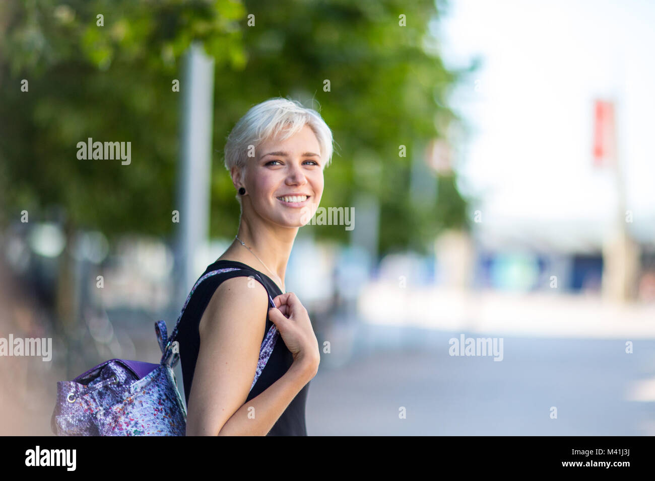 Les jeunes adultes walking down street dans une ville Banque D'Images