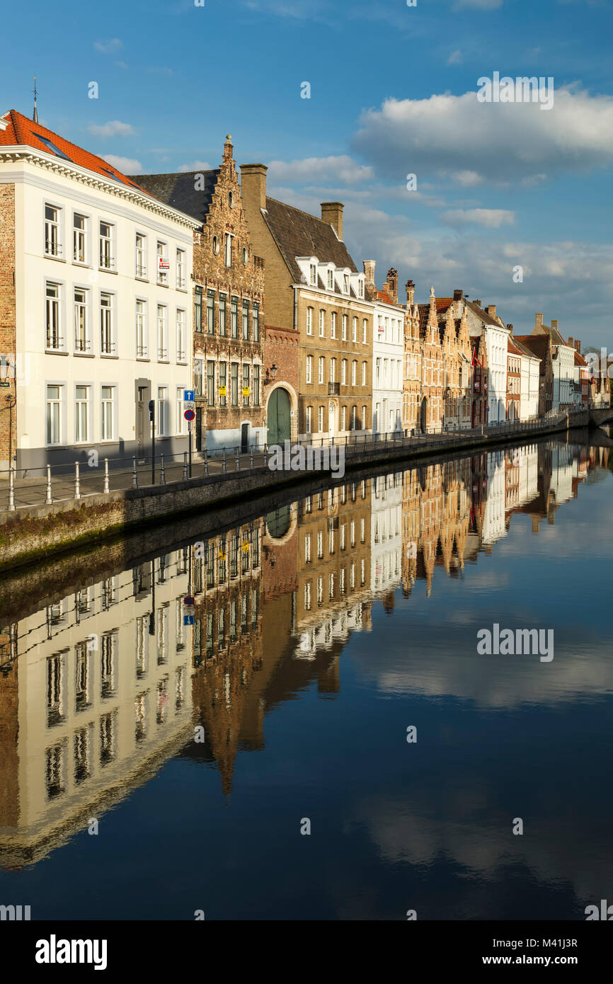 Maisons qui se reflètent sur canal, Bruges, Belgique Banque D'Images