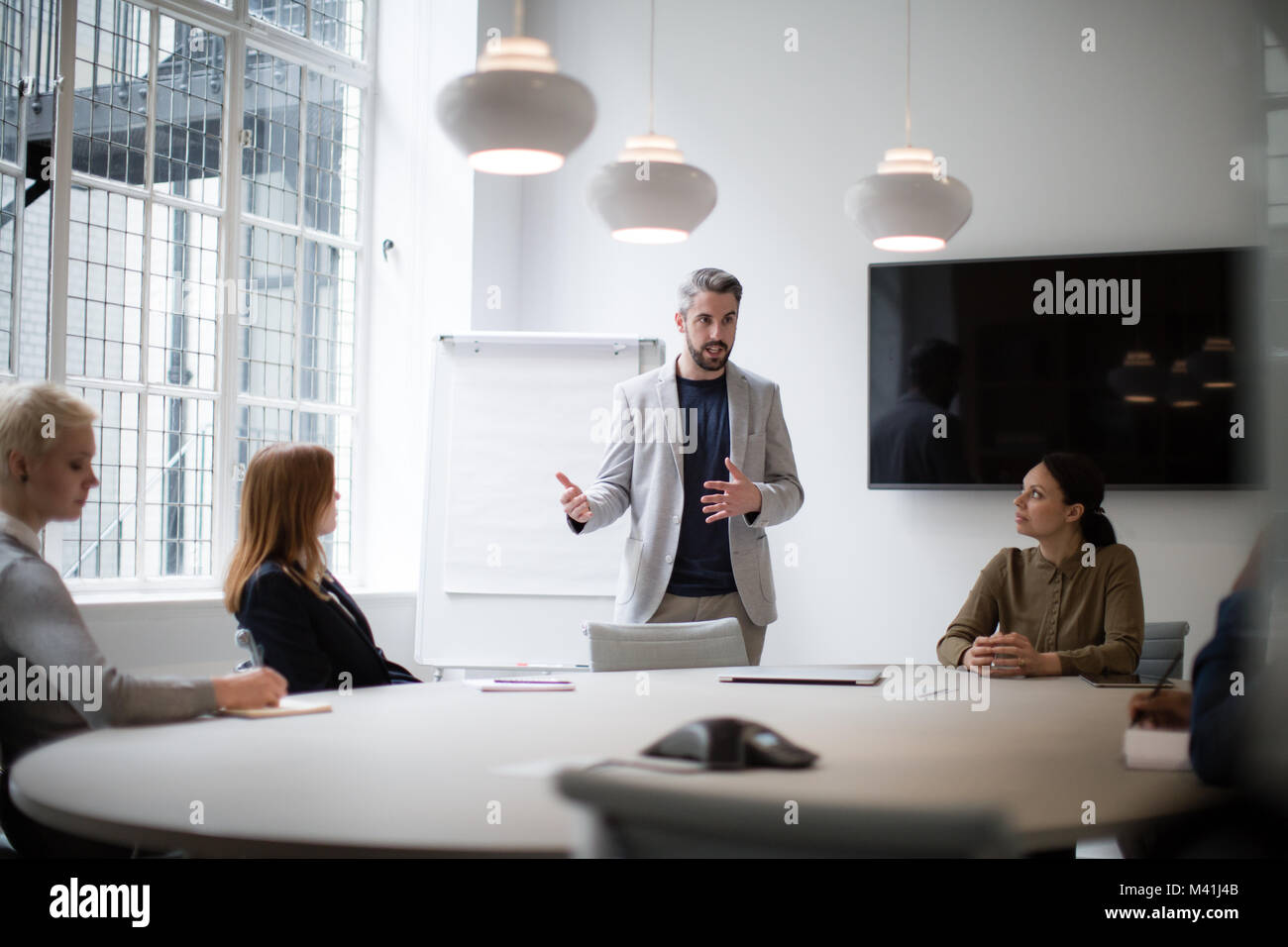 Homme d'affaires donnant une présentation Banque D'Images