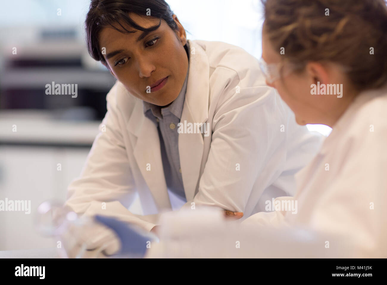 Close-up de deux femmes scientifiques discuter des résultats de l'expérience Banque D'Images