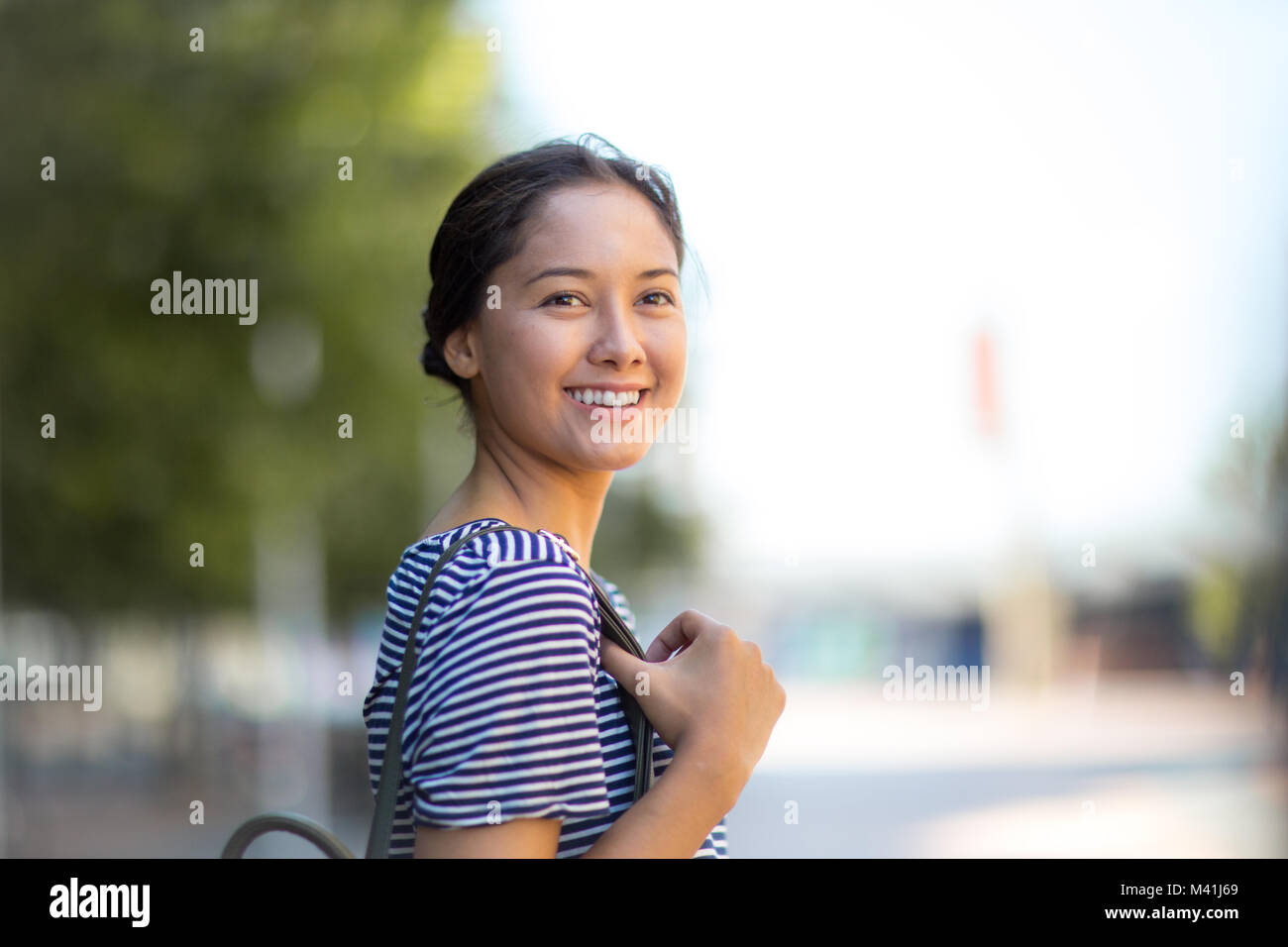 Les jeunes adultes walking down street dans une ville Banque D'Images